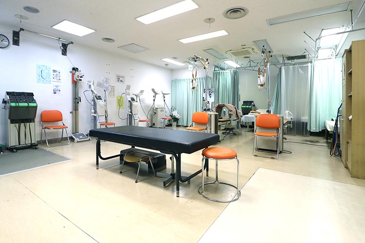 リハビリ室　当クリニック内には約80㎡の広いリハビリ室があり、理学療法士による運動療法や器具を用いた物理療法を行っております。